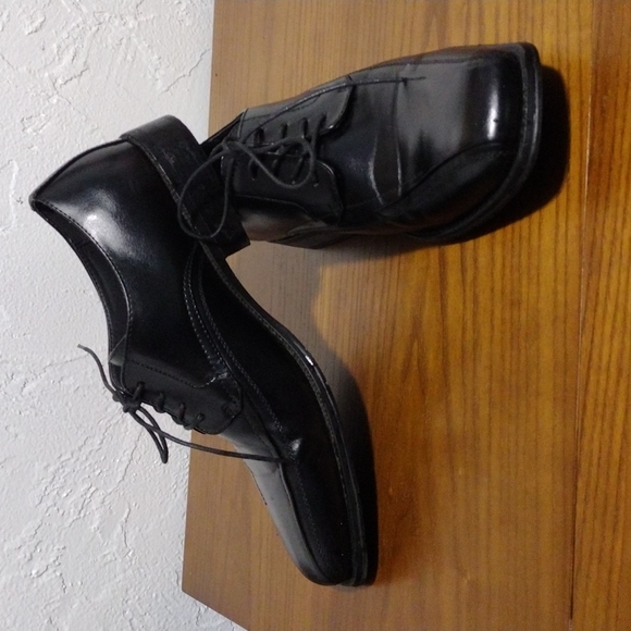 J Ferrar black oxford dress shoe Size 12.Some scratches on the toe. Needs buff. - Picture 2 of 7